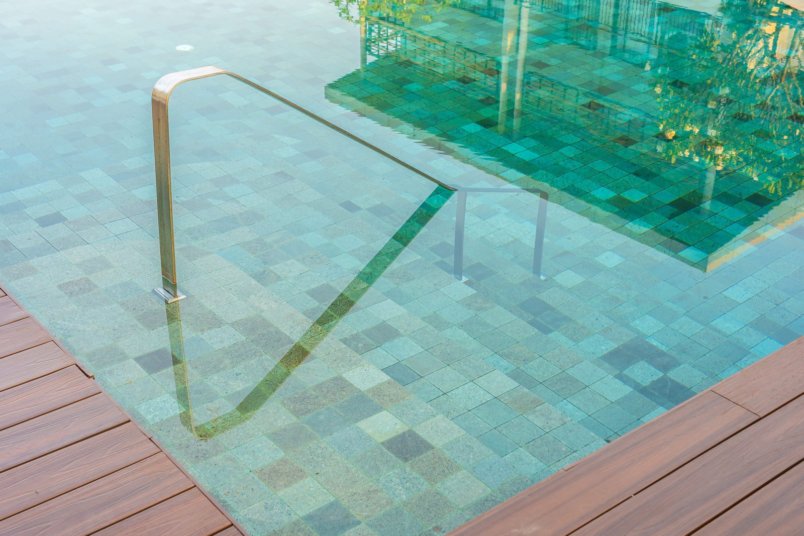 Best pool deck material Florida for heat-resistant outdoor surfaces