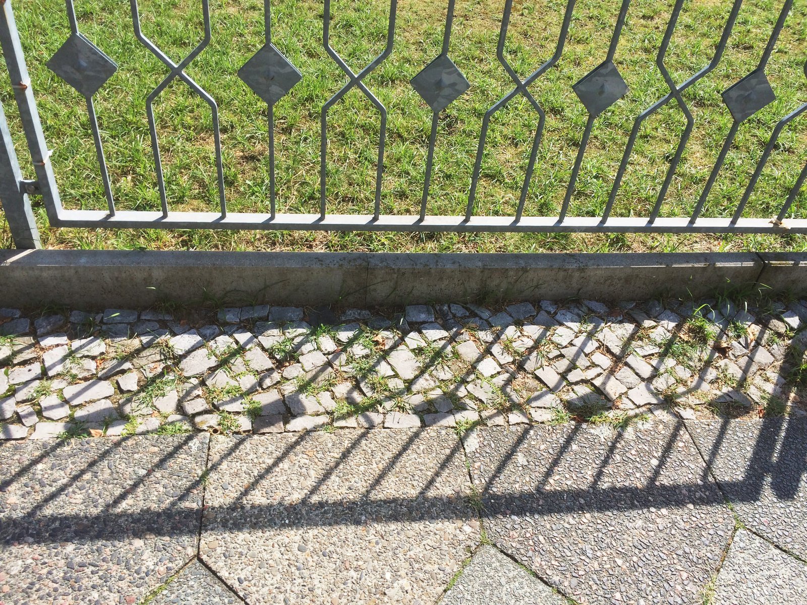 Retaining wall repair near me in Florida with clean modern concrete wall