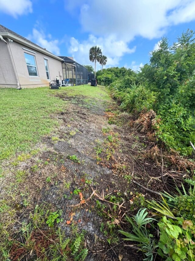 Swipe to see how a retaining wall can give your backyard a more finished look ➡️➡️➡️

#pavers #melbournebeach #brevard